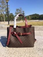 ⁦Michael Kors Cross Bag For Women⁩ - الصورة ⁦3⁩
