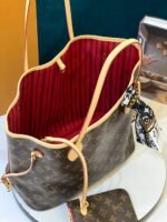 ⁦Louis Vuitton Hand Bag For Women⁩ - الصورة ⁦5⁩